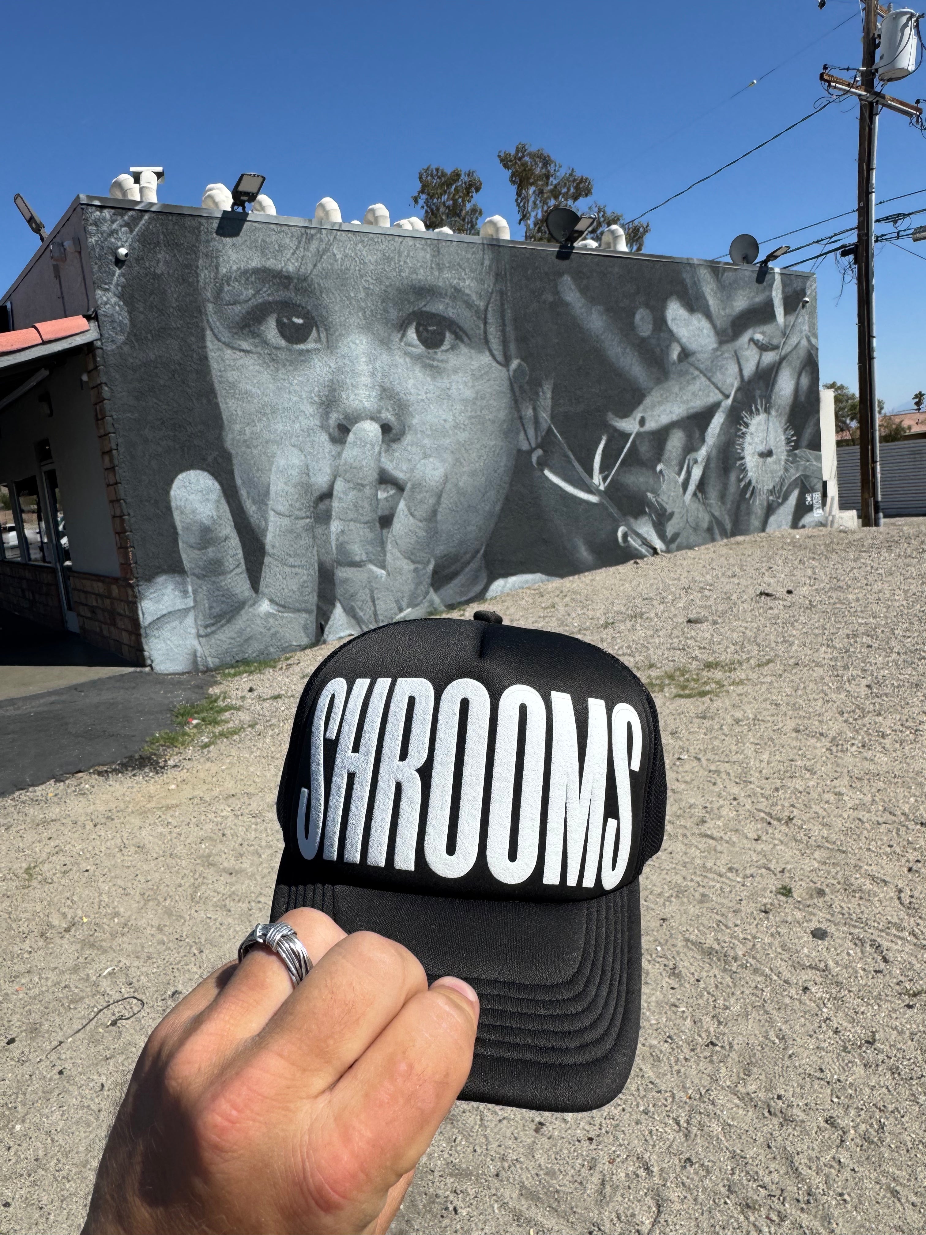SHROOMS Trucker